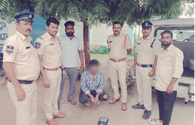 నిషేధిత గంజాయిని పట్టుకున్న పోలీసులు