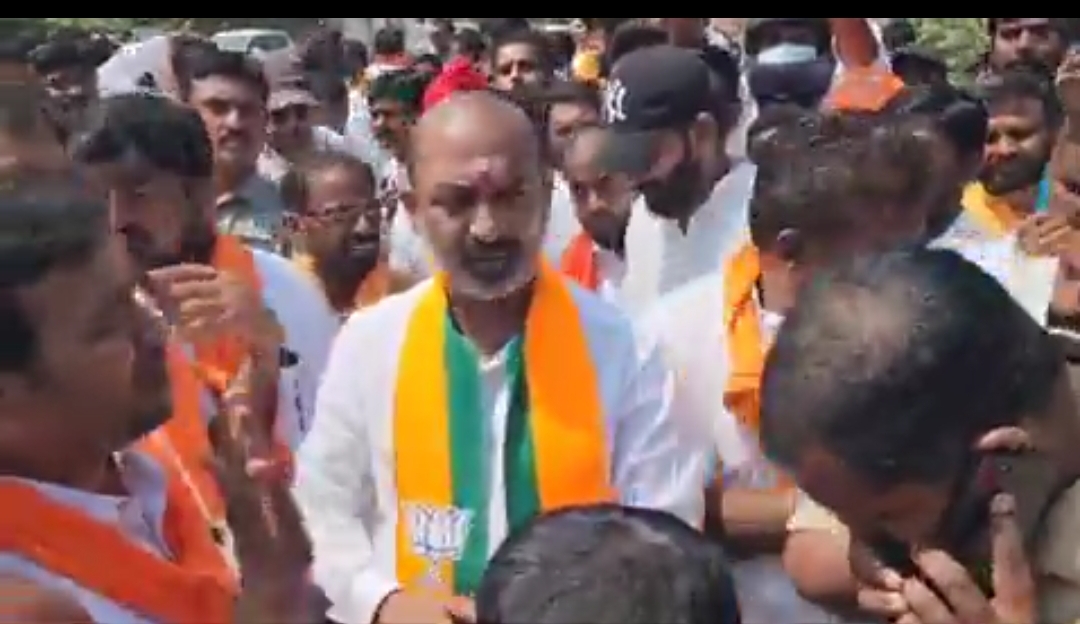 ఎంపీ బండి సంజయ్ కాన్వాయ్ పై కోడి గుడ్లతో దాడి