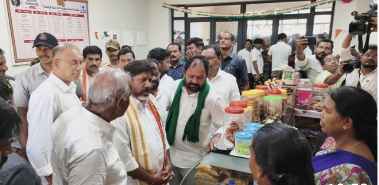 వ్యాపారం ఎలా సాగుతోందమ్మా..? : డిప్యూటీ సీఎం భట్టి