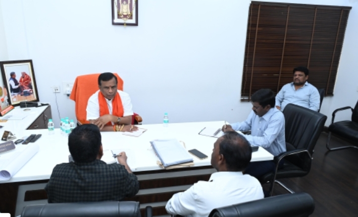నిజామాబాద్ అర్బన్ నియోజకవర్గంలో టి యు ఎఫ్ ఐ డి సి ఆధ్వర్యంలో జరుగుతున్న అభివృద్ధి పనులపై అధికారులు క్షేత్రస్థాయిలో పర్యటించాలి