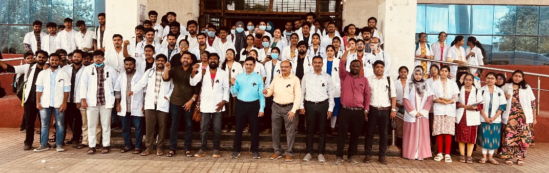 మెడికల్ సూపరింటెండెంట్&zwnj;పై దాడీ కి నిరసనగా జిల్లా ప్రభుత్వ ఆసుపత్రి వైద్యులు, మెడికో లు నల్ల బ్యాడ్జీలతో నిరసన