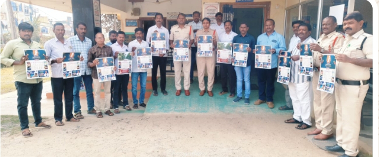 ఐన్యూస్ క్యాలెండర్ ను ఆవిష్కరించిన జూలూరుపాడు సర్కిల్ ఇన్స్పెక్టర్ శ్రీలక్ష్మి ఎస్సై బాధావత్ రవి