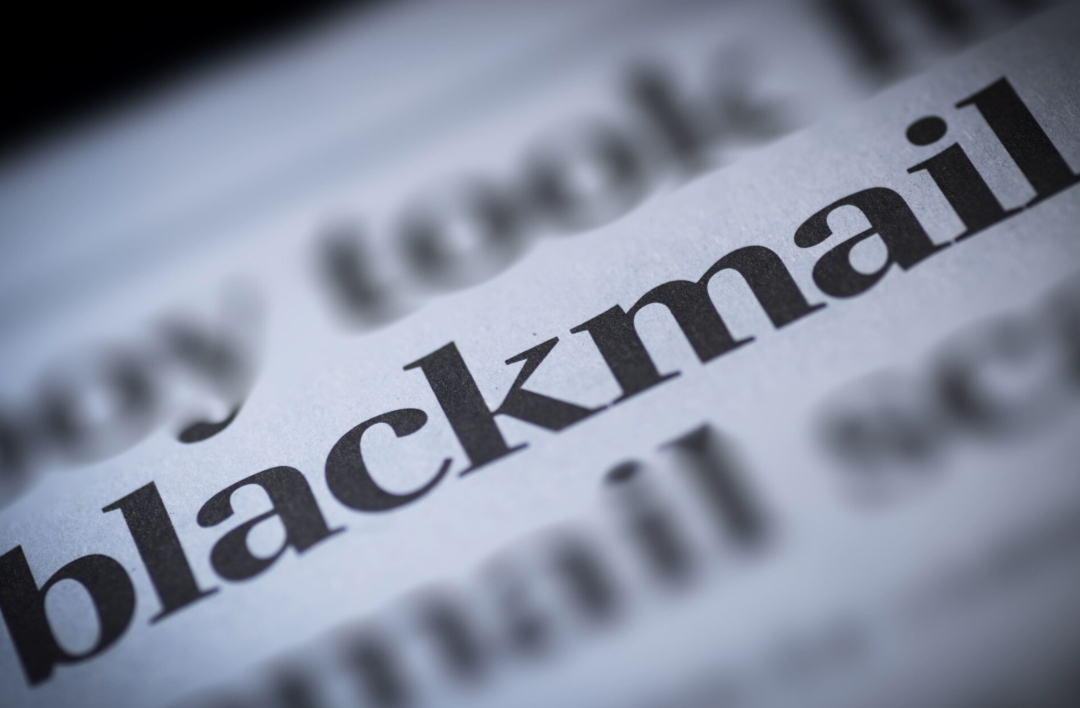 ఎసిబి అధికారులకు ఫిర్యాదు చేస్తానంటూ నిజామాబాద్ ఎక్సైజ్ మహిళా సి ఐ కి బ్లాక్మెయిల్ చేస్తున్న ఓ వ్యక్తి