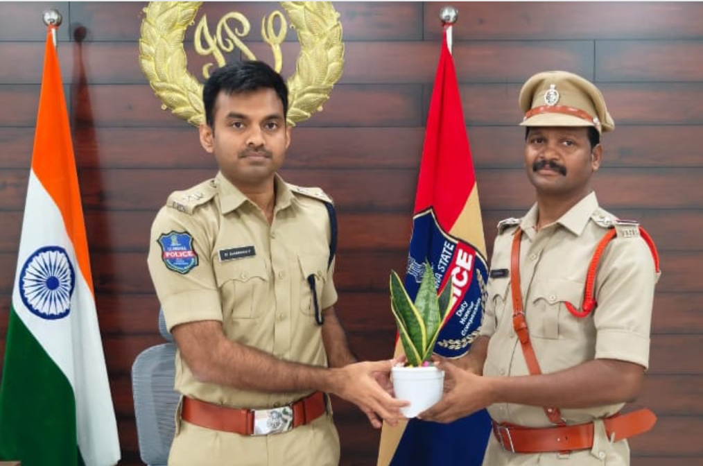మహబూబాద్ జిల్లా ఎస్పీ శబరిష్ ని  మర్యాదపూర్వకంగా కలిసి గార్ల బయ్యారం సర్కిల్ ఇన్స్పెక్టర్ గా బాధ్యతలు చేపట్టిన రవీందర్