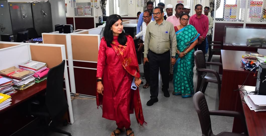 ప్రతి కార్యాలయం పరిశుభ్రంగా ఉండాలి : కలెక్టర్ గరిమ అగ్రవాల్