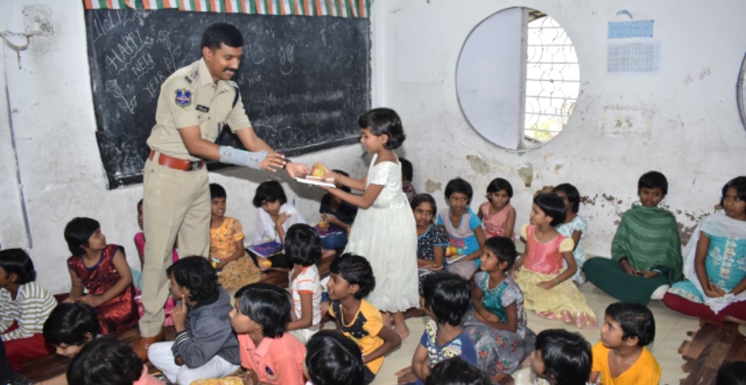 నూతన సంవత్సరాన్ని పురస్కరించుకొని అనాథాశ్రమాల్లో పిల్లలకు నోట్ బుక్స్ , పెన్నులు , పండ్లు పంపిణీ చేసిన పోలీస్ కమిషనర్