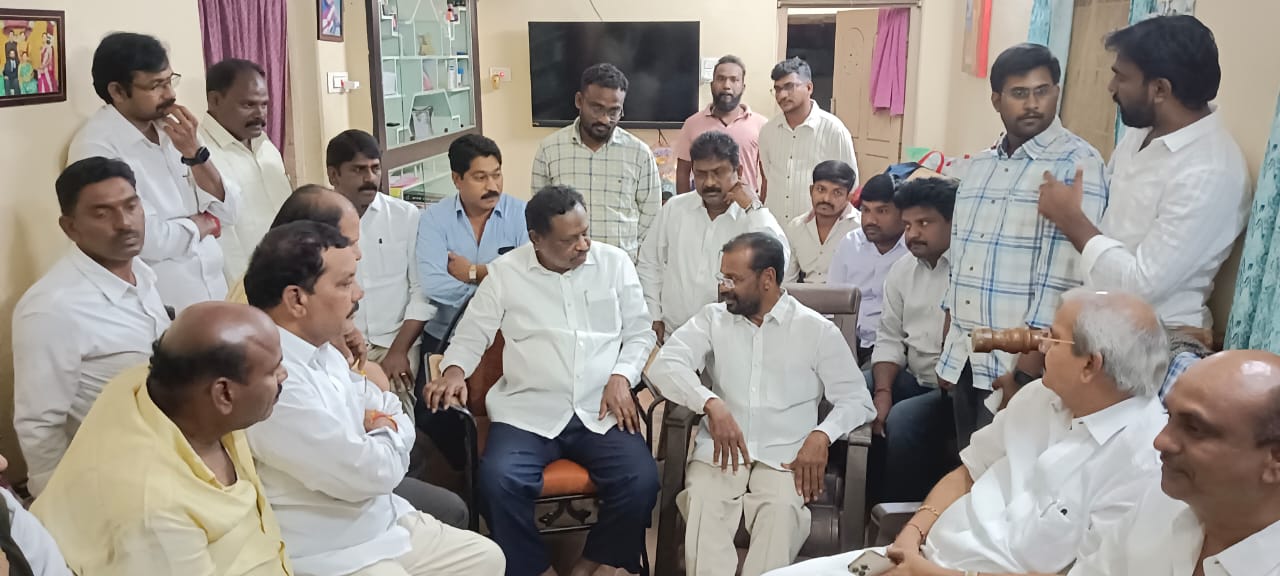 శౌరి నీ పరామర్శించిన డిసిసి మరియు కార్పొరేషన్ చైర్మన్ పోదాం వీరయ్య