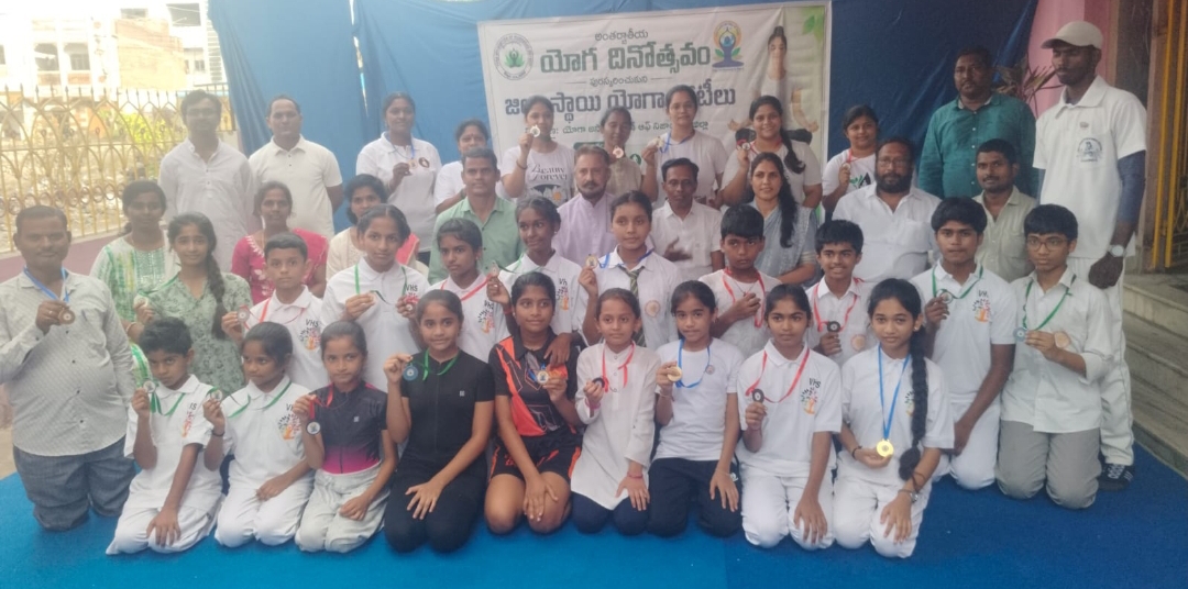 స్ప్రింగ్ స్కూల్లో ఘనంగా అంతర్జాతీయ యోగా వేడుకలు