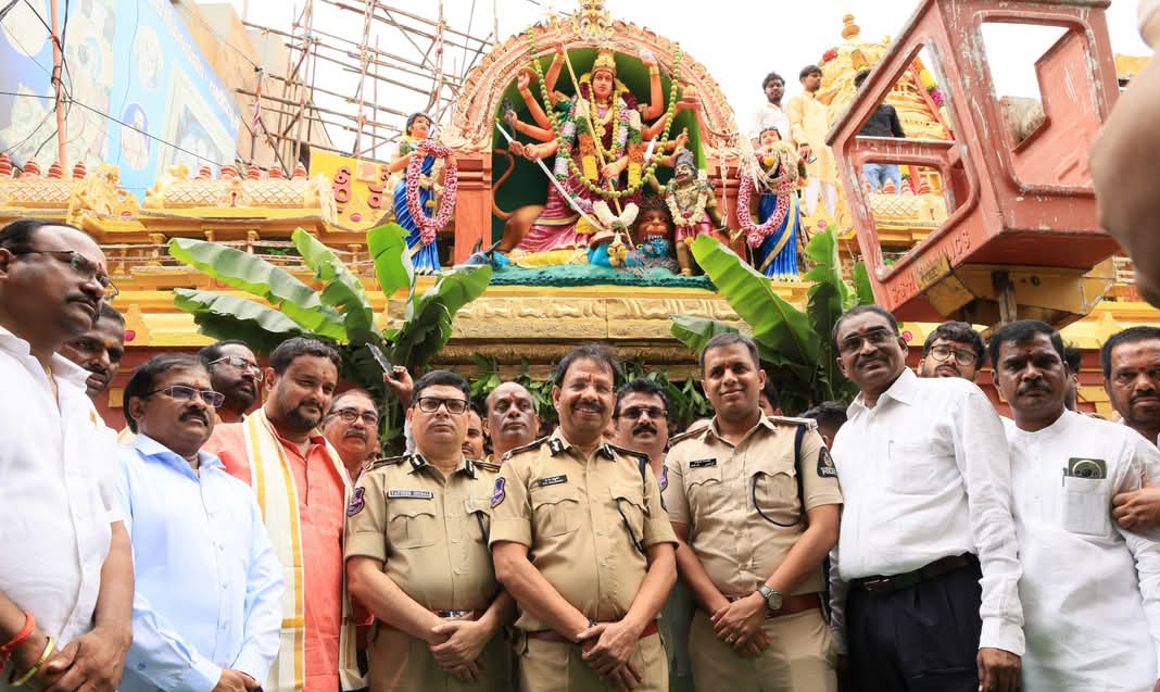 లాల్&zwnj;దర్వాజా శ్రీ సింహవాహిని మహంకాళి ఆలయంలో శిఖర పూజ, ధ్వజారోహణ.. 
