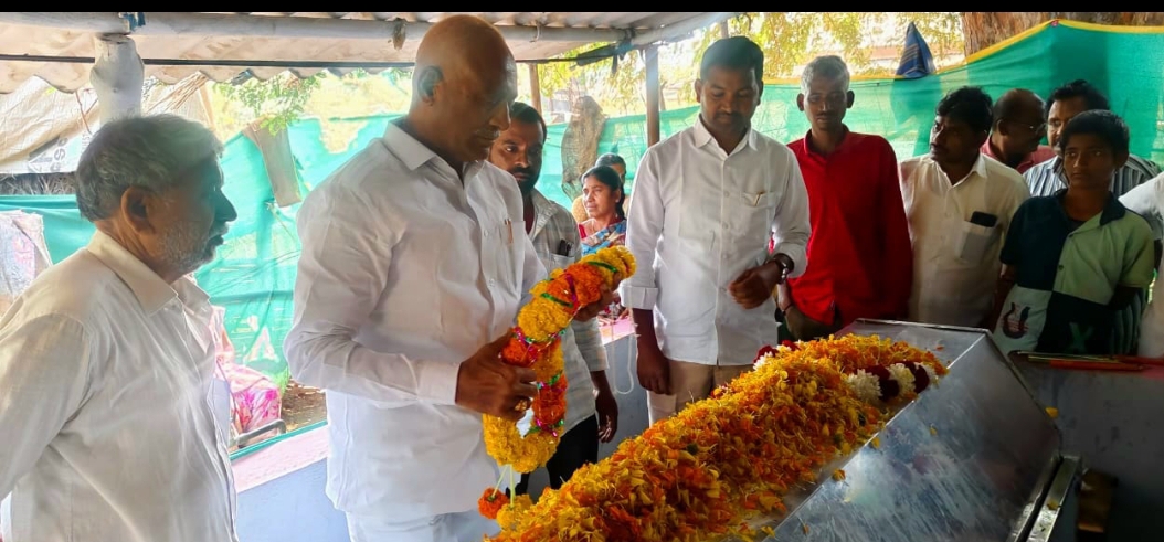 అన్నారుపాడు గ్రామంలో గుడిమెట్ల వీరమ్మ కు నివాళులర్పించినా వైరా నియోజకవర్గ మాజీ శాసనసభ్యులు లావుడియా రాముల నాయక్