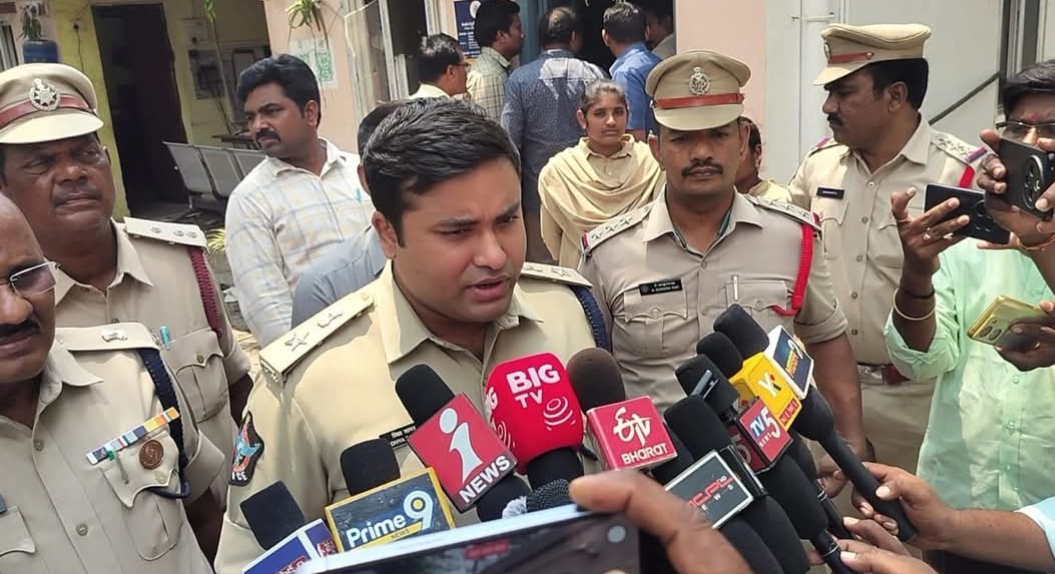 సీజ్ చేసిన టపాసులు ప్రమాదవశాత్తు పేలాయి