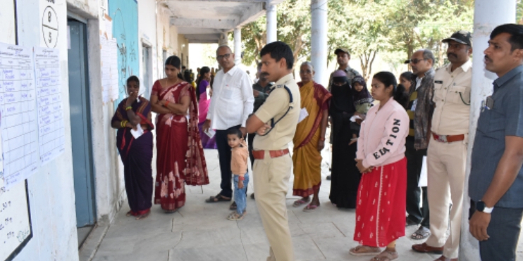 నిజామాబాద్ డివిజన్ పరిధిలో రెండవ విడత ఎన్నికల నేపథ్యంలో బందోబస్తు ఏర్పాట్లు , పోలింగ్ సరళిని పరిశీలించిన పోలీస్ కమీషనర్