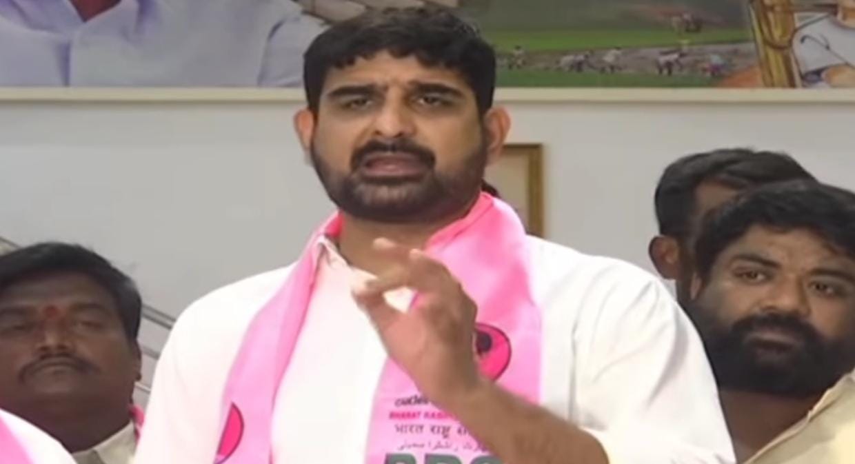 పోలీసులను అంతు చూస్తానని బెదిరించిన ఎమ్మెల్యే పాడి కౌశిక్ రెడ్డిపై కేసు నమోదు