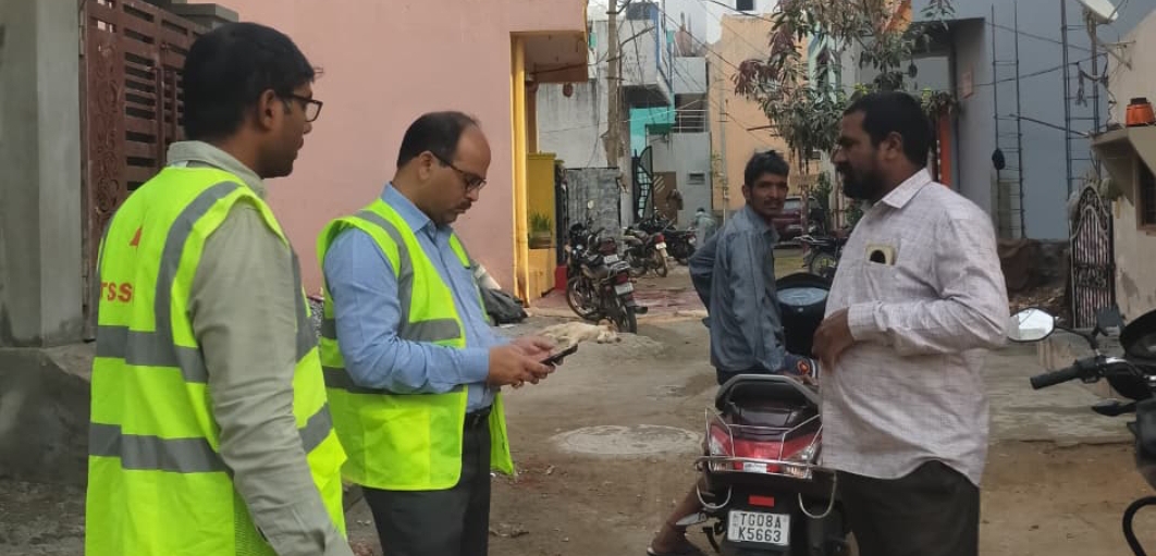 ప్రజల మధ్యకు వచ్చి సమస్యలు తెలుసుకున్న విద్యుత్ శాఖ అధికారులు