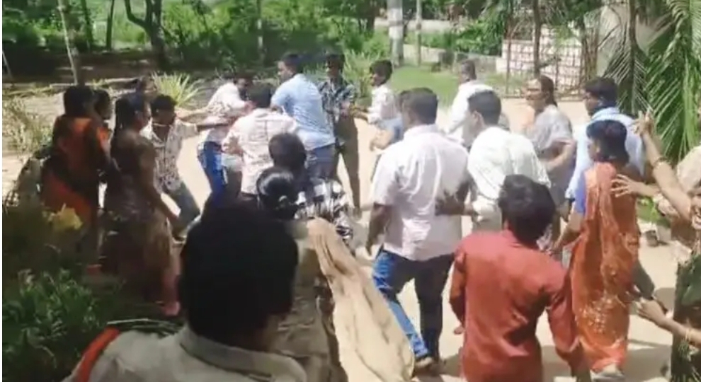 పోలీస్&zwnj;స్టేషన్&zwnj;లోనే ప్రేమజంటపై దాడి