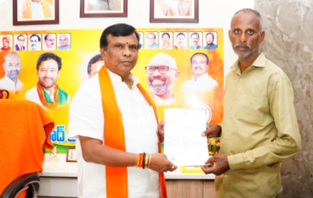 బాధిత కుటుంబానికి ఎల్ఓసి అందించిన - అర్బన్ ఎమ్మెల్యే ధన్ పాల్