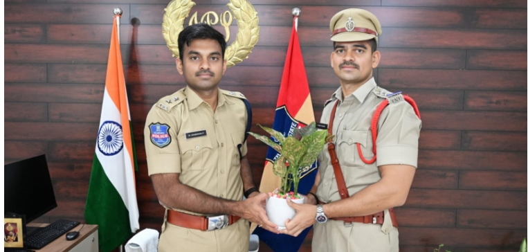 మహబూబాద్ జిల్లా డా. ఎస్పీశబరీష్. ను మర్యాదపూర్వకంగా కలిసిన గూడూరు సర్కిల్ ఇన్స్పెక్టర్ వర్ష వినయ్ కుమార్  