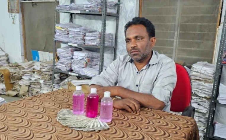 ఏసీబీ కి చిక్కిన అసిస్టెంట్ లేబర్ ఆఫీసర్