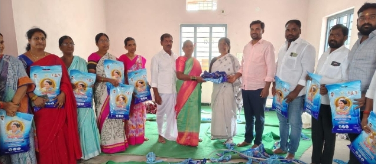 ఇందిరమ్మ చీరల పంపిణీ కిషన్ నగర్ సర్పంచ్ నల్ల నర్సమ్మ నర్సింలు