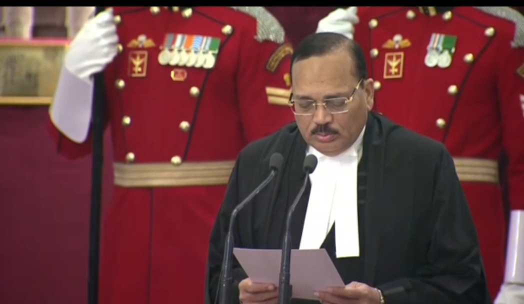 నూతన సీజేఐగా జస్టిస్&zwnj; సూర్యకాంత్&zwnj; ప్రమాణం