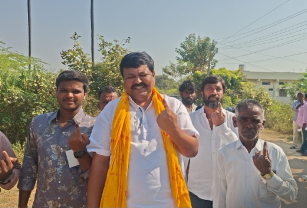 ఓటు హక్కు వినియోగించుకున్న బిజెపి జిల్లా అధ్యక్షుడుదినేష్ పటేల్ కులాచారి