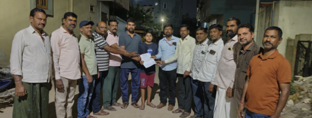 సీఎంఆర్&zwnj;ఎఫ్&zwnj; ఎల్టీసీ మంజూరుపత్రాన్ని అందజేస్తున్న వెంకట సాయి నగర్ కాలనీ అధ్యక్షులు విజయేందర్ రెడ్డి