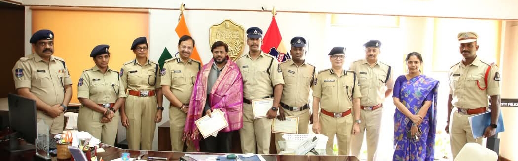 చిన్నారిని రక్షించిన యువకుడికి సీపీ వీసీ సజ్జనర్ సన్మానం