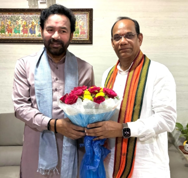 కేంద్రమంత్రి కిషన్ రెడ్డి నీ కలిసిన బీజేపీ సీనియర్ నాయకుడు పైడి ఎల్లారెడ్డి