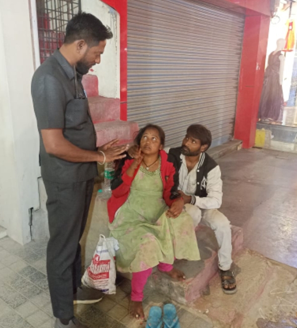 మానవత్వాన్ని చాటుకున్న ట్రాఫిక్ ఎస్ఐ డ్రైవర్ షాకీర్