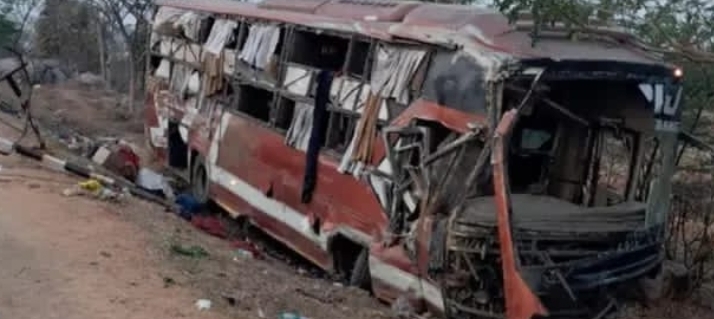 ట్రావెల్స్&zwnj; బస్సు బోల్తా.. నలుగురి మృతి