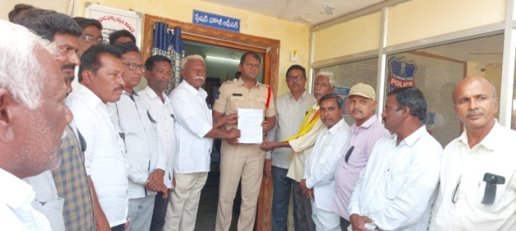 మాజీ ముఖ్యమంత్రి ఎన్టీరామారావుపైఅనుచిత వ్యాఖ్యలు చేసిన వ్యక్తులపై జూలూరుపాడు పోలీస్ స్టేషన్ లో ఫిర్యాదు