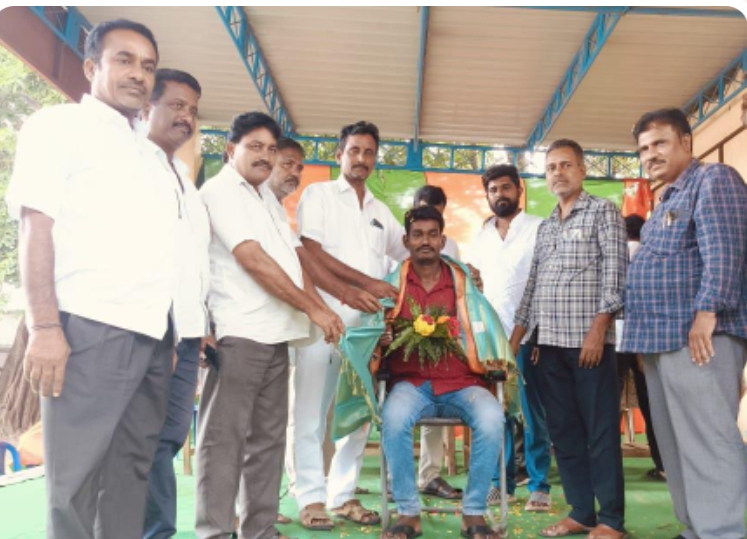 బదిలీపై వెళ్తున్న విజయ్ కుమార్ ను సత్కరించిన బిఆర్ఎస్ నేతలు