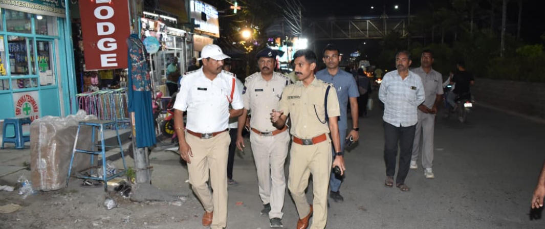 దేవి రోడ్డు లోని వన్ వే ను క్షేత్రస్థాయిలో కాలినడకన పర్యవేక్షించిన సిపి సాయి చైతన్య