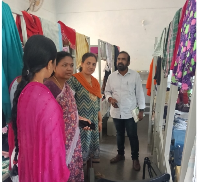 పడమటి నర్సాపురం గ్రామంలో పోస్ట్ మెట్రిక్ గర్ల్స్ హాస్టల్ ను సందర్శించిన ఎంపీవో తులసీరామ్