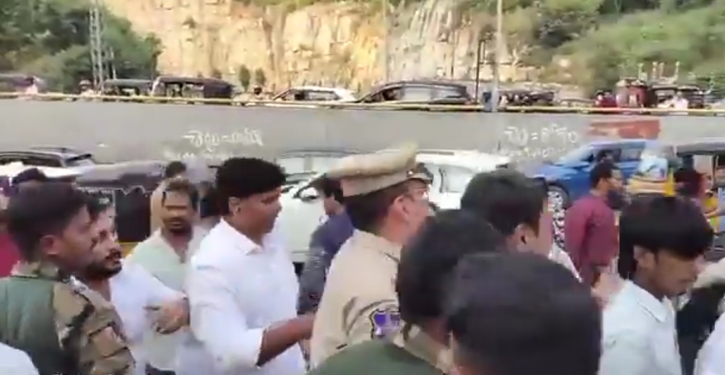 కేటీఆర్ ఇంటి వద్ద ఉద్రిక్తత