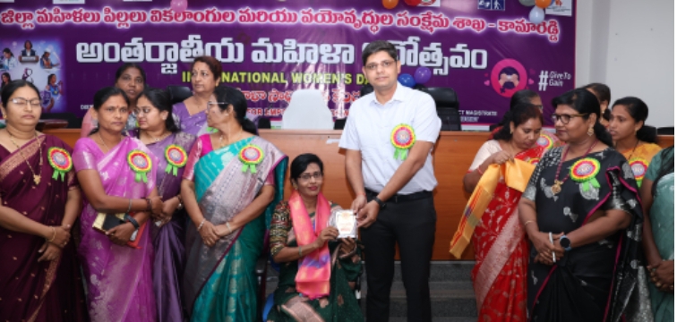 అంతర్జాతీయ మహిళా దినోత్సవం సందర్భంగా మహిళలను సన్మానించిన జిల్లా కలెక్టర్ 