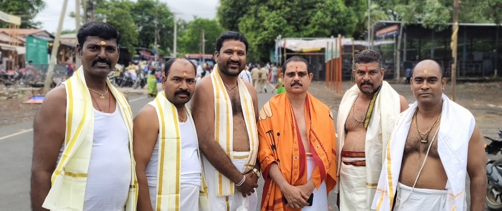 శ్రీశైల మల్లన్న అభిషేకం స్పర్శ దర్శనం చేసుకున్న శ్రీ దుర్గా మాత రియల్ ఎస్టేట్ సభ్యులు