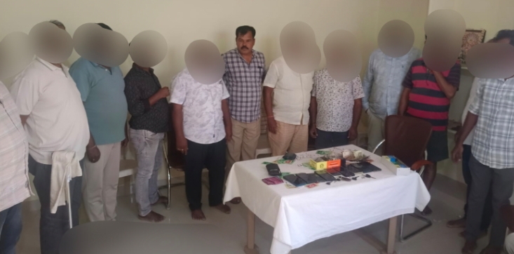 దేవునిపల్లిలోని కల్కి నగర్ కాలనీలో జూదం స్థావరంపై పోలీసుల మెరుపు దాడి... 9 మంది అరెస్ట్