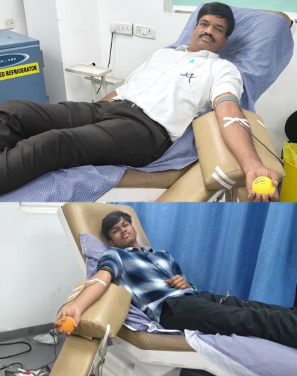 రక్తదానంతో ఆదర్శంగా నిలుస్తున్న తండ్రికొడుకులు