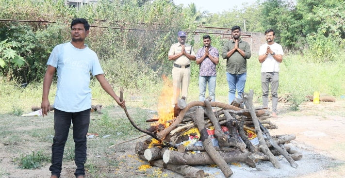 ఎవరూ లేని అనాధ మృతదేహాలకు సంప్రదాయ పద్ధతిలో అంత్యక్రియలు నిర్వహిస్తున్న ఇందూరు యువత స్వచ్ఛంద సేవా సంస్థ
