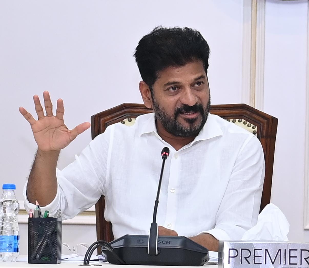 రాష్ట్రంలో ఎడతెరిపి లేకుండా కురుస్తున్న భారీ వర్షాలపై సీఎం రేవంత్ రెడ్డి అత్యవసర సమీక్ష