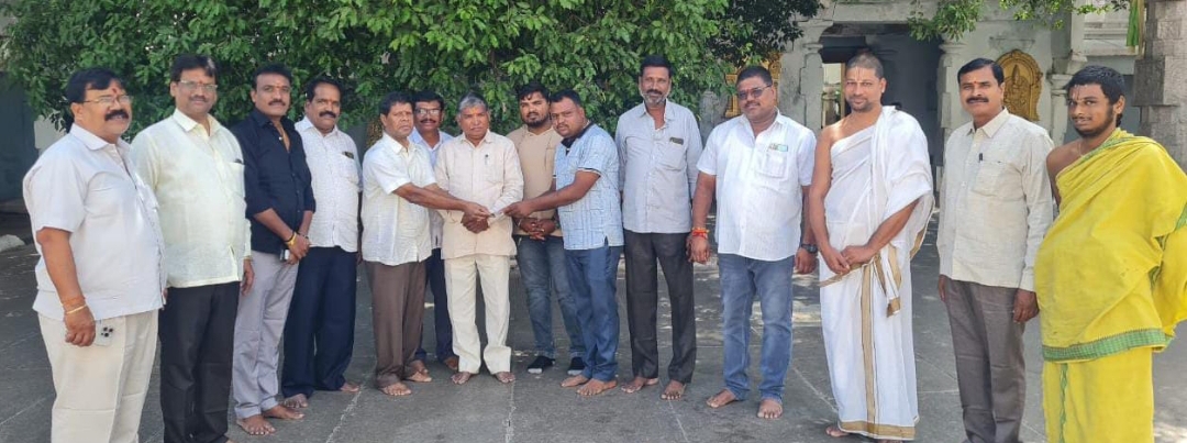 శ్రీ వెంకటేశ్వర స్వామి దేవాలయం రధం కోసం రూ. 5 లక్షల 11,000 ప్రధాన ద్వారాలు కోసం విరాళం సమర్పించిన ఆకుల వెంకటేశం