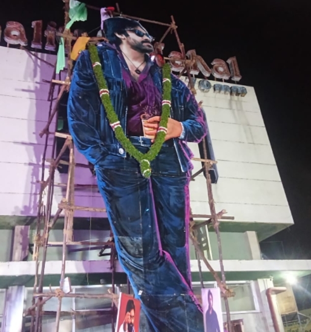 ఒక్క రోజు ముందే పవర్ స్టార్ పవన్ కళ్యాణ్ "ఓజి" థియేటర్ల వద్ద ఫ్యాన్స్ సందడి