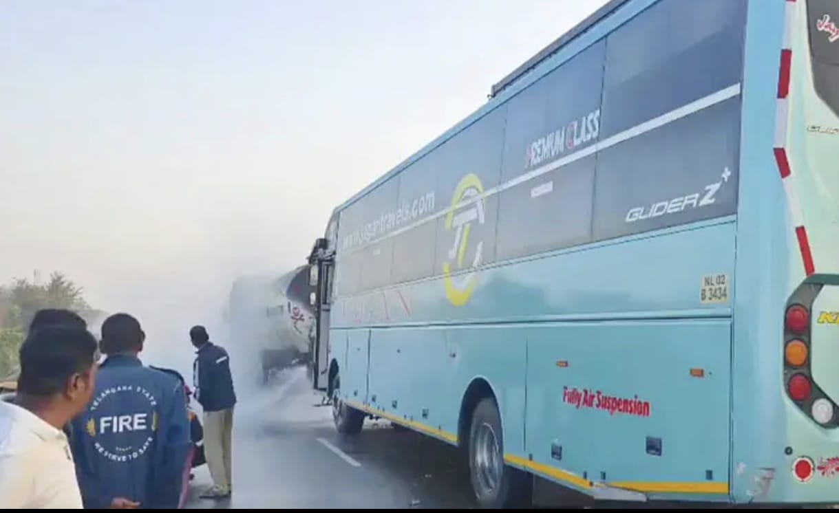 యాసిడ్ ట్యాంకర్⁭ను ఢీకొన్న ట్రావెల్స్ బస్సు