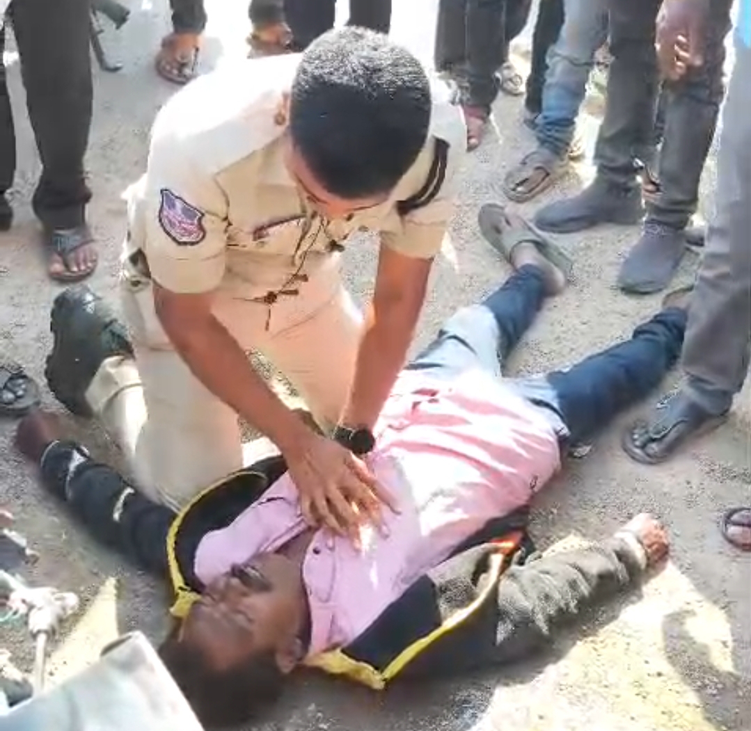 సీపీఆర్ చేసి నిండు ప్రాణాన్ని కాపాడిన ఆర్ముడ్ రిజర్వ్ కానిస్టేబుల్స్ శ్రీనివాస్, గంగారాజు