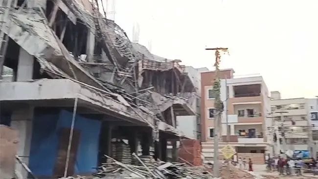 నిజాంపేటలో కుప్పకూలిన రెండంతస్తులు.. ఉలిక్కిపడిన స్థానికులు