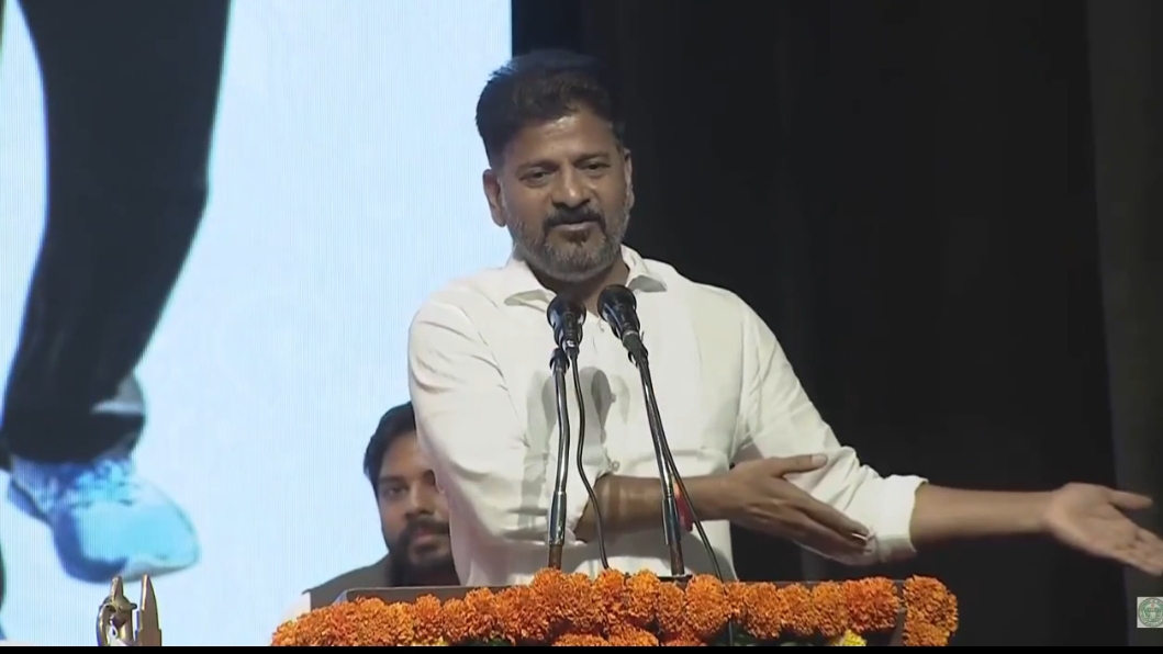 కేసీఆర్ ఫామ్&zwnj;హౌస్&zwnj;లో డబుల్ బెడ్ రూమ్ ఇండ్లు కట్టిస్తా: CM రేవంత్