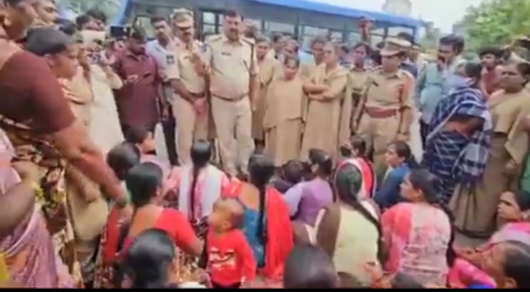 రాజన్న సిరిసిల్ల జిల్లాలో రోడ్డెక్కిన పోలీసుల భార్యలు