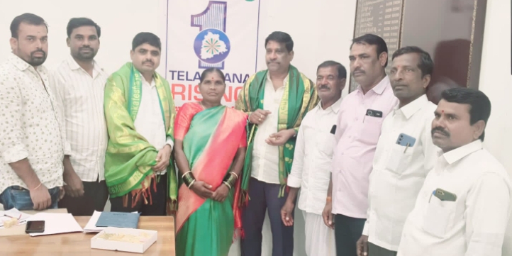 ఎంపీడీఓ, ఎంపిఓలను సన్మానించిన సర్పంచ్ నల్ల నర్సమ్మ నర్సింలు