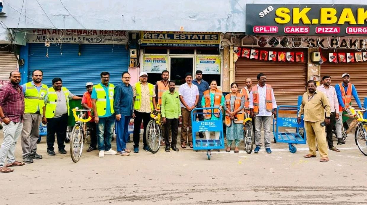 స్వచ్చ రిక్షాల అందజేత